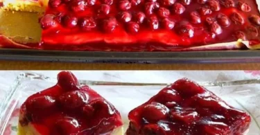 Saftiger Kirsch Schmand Blechkuchen auf einem weißen Teller