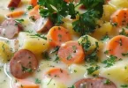 Kohlrabi Eintopf mit Kartoffeln, Karotten und Wiener Würstchen serviert in einer Schüssel