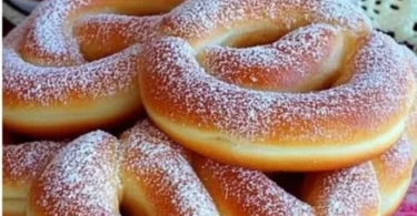 Hausgemachte Krapfen mit Zuckerbestäubung und Marmeladenfüllung.