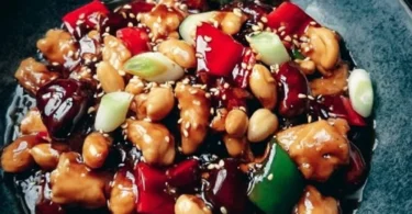 Eine leckere Portion Kung-Pao-Hähnchen mit Erdnüssen und Gemüse serviert.