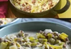 Schüssel mit Lauch Hackfleisch Suppe, lecker und sättigend.