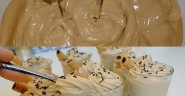 Köstliche Mascarpone-Creme mit Kaffee in einer eleganten Schale serviert.