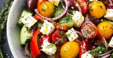 Mediterraner Salat für Grillabende mit frischen Zutaten und buntem Gemüse