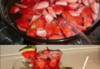 Erfrischender Melonen-Erdbeeren-Punsch in einem Glas auf einem Tisch