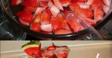 Erfrischender Melonen-Erdbeeren-Punsch in einem Glas auf einem Tisch