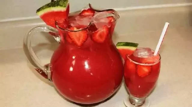 Melonen-Erdbeeren-Punsch