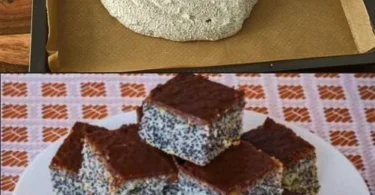 Saftiger Mohnkuchen mit einer glänzenden Mohnfüllung auf einem Teller