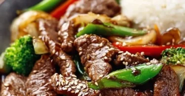 Bild von köstlichem mongolischem Rindfleisch auf einem Teller