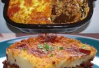 Leckere Moussaka mit Hackfleisch und Kartoffeln auf einem Teller serviert
