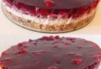No-Bake Prinzenrolle Kuchen mit Sauerkirschen auf einem Teller