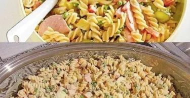 Nudelsalat mit cremiger Geheimsoße auf einem Teller serviert.