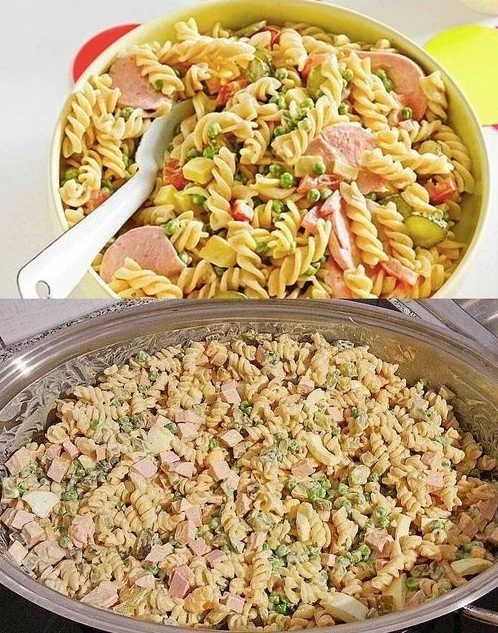 Nudelsalat mit cremiger Geheimsoße auf einem Teller serviert.