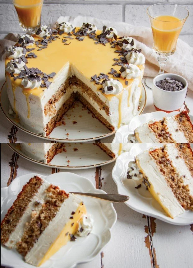 Saftiger Nuss Eierlikör Kuchen auf einem Teller serviert, verziert mit Nüssen.