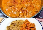 Schüssel mit Omas Hexensuppe mit Hähnchen und frischen Kräutern