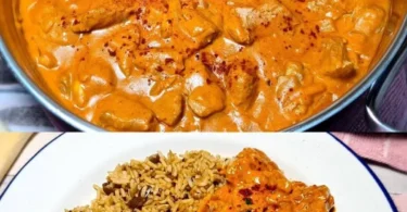 Schüssel mit Omas Hexensuppe mit Hähnchen und frischen Kräutern