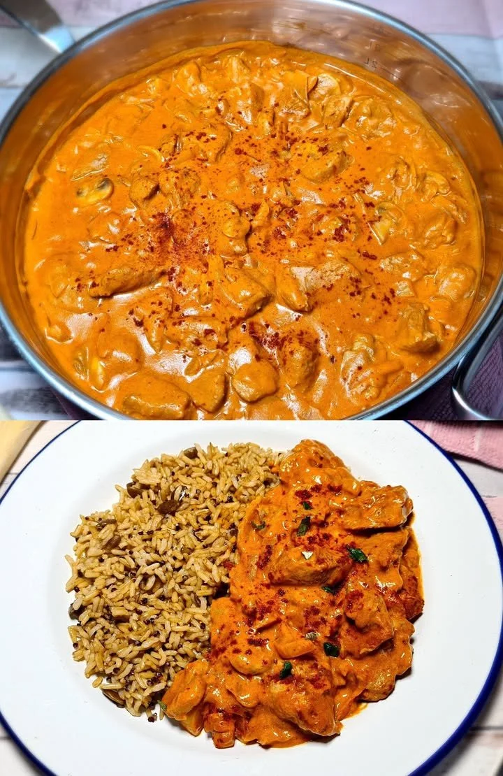 Schüssel mit Omas Hexensuppe mit Hähnchen und frischen Kräutern