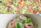 Paprika Gurkensalat mit Joghurt in einer Schale serviert