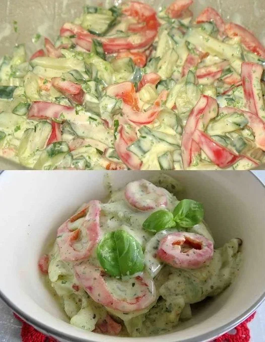 Paprika Gurkensalat mit Joghurt in einer Schale serviert