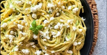 Pasta mit hausgemachter Zucchini-Sauce in einer Schale.