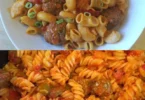 Pasta mit Ajvar und Cevapcici auf einem Teller serviert