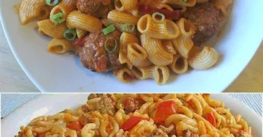Pasta mit Cevapcici und Ajvar auf einem Teller serviert