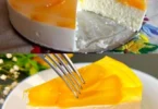 Leckerer Pfirsichquarkkuchen mit frischen Pfirsichen und Quarkcreme.