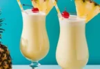 Erfrischender Pina Colada Cocktail in einem Glas mit Ananas und Kokosnuss