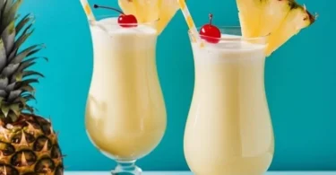 Erfrischender Pina Colada Cocktail in einem Glas mit Ananas und Kokosnuss