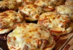 Pizza-Burger: Leckere Kombination aus Pizza und Burger auf einem Teller
