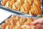 Leckere Pizzataschen gefüllt mit italienischen Zutaten