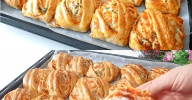 Leckere Pizzataschen gefüllt mit italienischen Zutaten