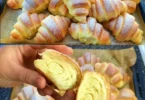 Leckere Pudding Rollen auf einem Teller serviert