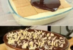 Quark-Dessert mit Schokolade in einer eleganten Dessertschale