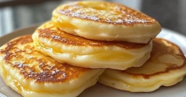Leckere Quark Pfannkuchen ohne Mehl auf einem Teller serviert