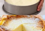 Ein Stück Quarkkuchen auf einem Teller, ideal für süße Entfaltungen.