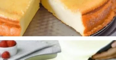 Leckerer Quarkkuchen mit frischen Beeren und Puderzucker garniert.
