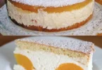 Leckere Quarktorte mit frischem Obst und Sahne dekoriert