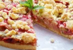 Delizioser Rhabarberkuchen mit Streuseln auf einem Teller