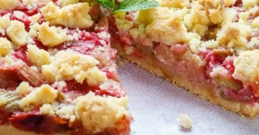 Delizioser Rhabarberkuchen mit Streuseln auf einem Teller