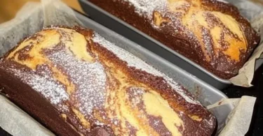 Leckerer saftiger Kuchen auf einem Tisch, bereit zum Servieren