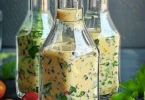 Hausgemachte Salatsoße auf Vorrat in einem Glas.