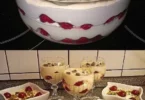 Sauerrahm-Dessert mit Baileys und Sauerkirschen in einer Schale