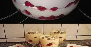 Sauerrahm-Dessert mit Baileys und Sauerkirschen in einer Schale