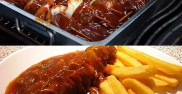 Leckeres Schaschlik mit saftigem Fleisch und Gewürzen serviert auf einem Grill.