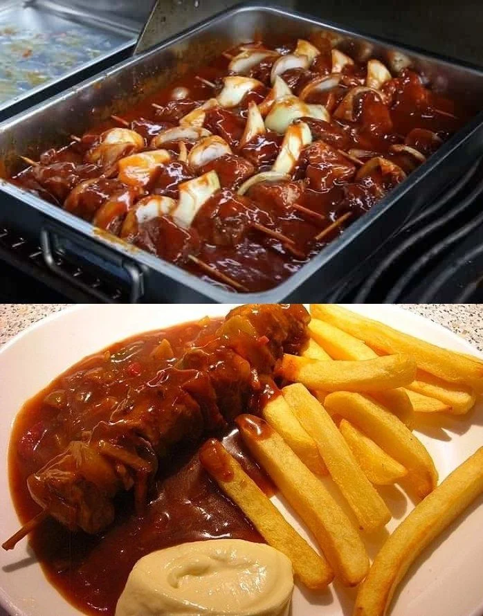 Leckeres Schaschlik mit saftigem Fleisch und Gewürzen serviert auf einem Grill.