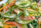 Schlankmacher-Gurkensalat mit frischen Zutaten auf einem Teller