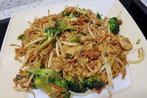 Schmackhafte chinesische gebratene Nudeln mit Hühnchen