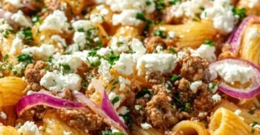 Schnelle Nudel-Hackfleisch-Pfanne mit Feta in einer Pfanne gekocht