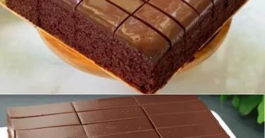 Schneller Schokokuchen mit Schokoladenglasur auf einem Teller