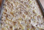 Schnitzel mit Pilzrahmsauce auf einem Teller serviert